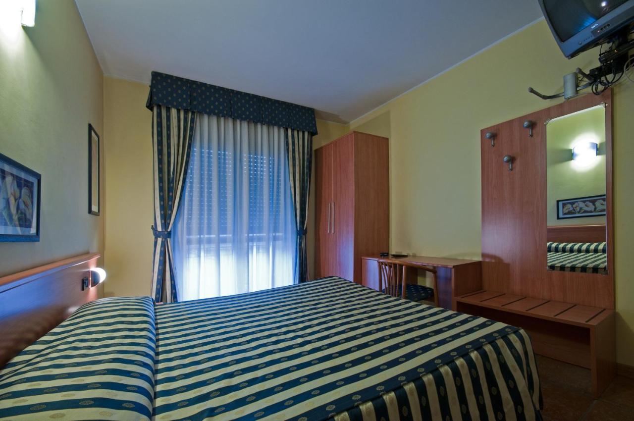 Hotel Blue Ribbon Верчеллі Номер фото